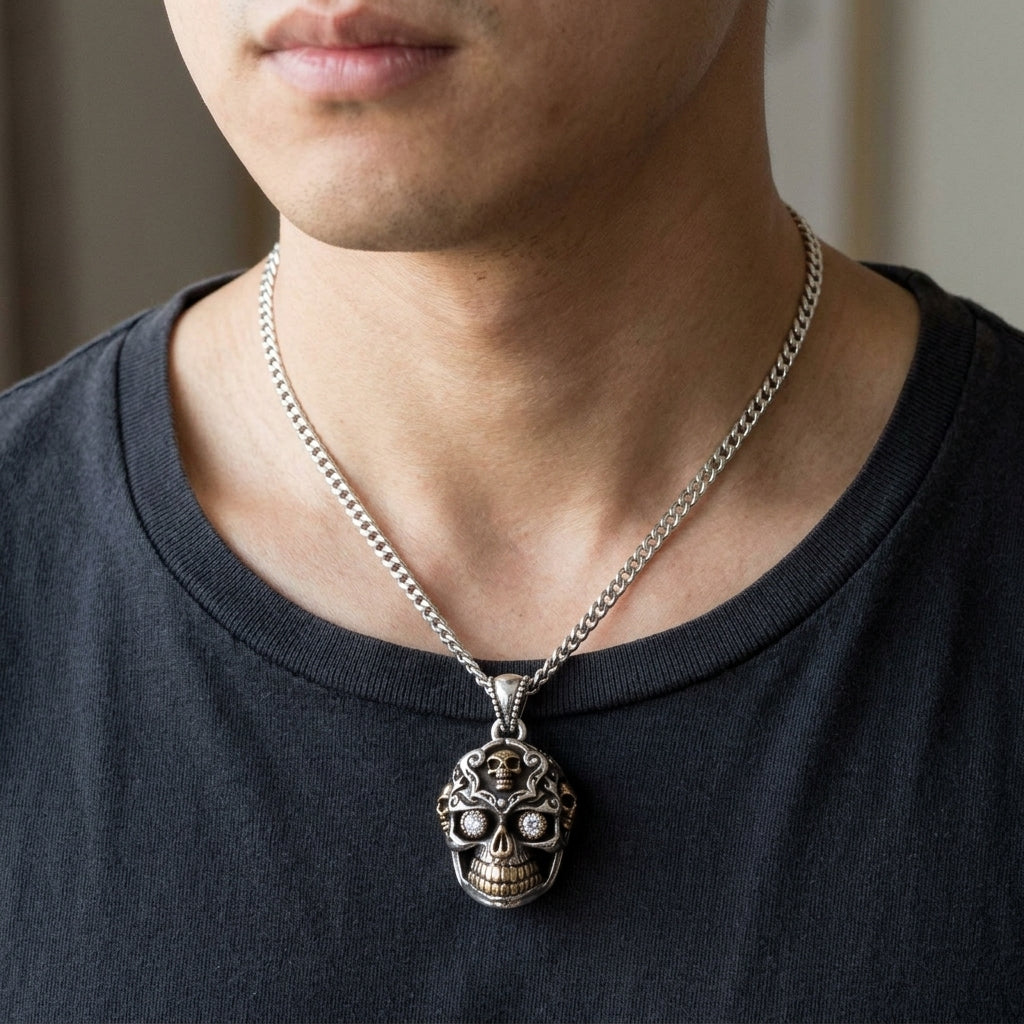 จี้เงินแท้ 925 Sugar Skull ตาใสกะโหลกเล็ก ภาพสวมจี้กับสร้อยที่ใช้ประกอบภาพ