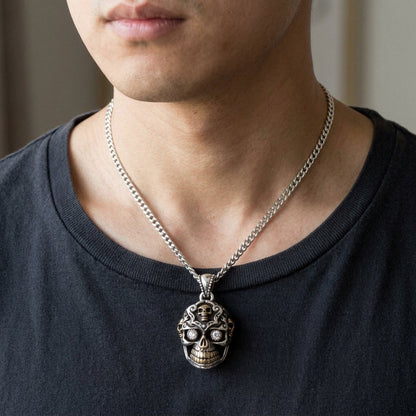 จี้เงินแท้ 925 Sugar Skull ตาใสกะโหลกเล็ก ภาพสวมจี้กับสร้อยที่ใช้ประกอบภาพ