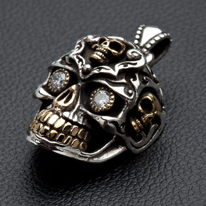 จี้เงินแท้ 925 Sugar Skull ตาใสกะโหลกเล็ก ภาพมุมเฉียงเห็นลายและความนูนของจี้