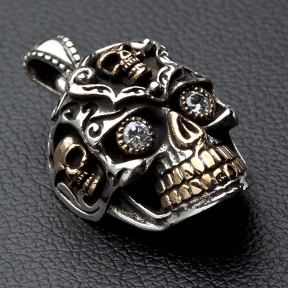 จี้เงินแท้ 925 Sugar Skull ตาใสกะโหลกเล็ก ภาพมุมเฉียงเห็นลายและความนูนของจี้