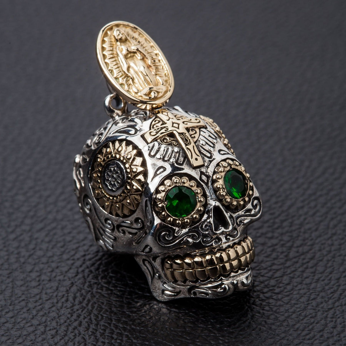 จี้เงินแท้ 925 Sugar Skull ตาเขียวลายกางเขน ภาพมุมเฉียงเห็นลายและความนูนของจี้