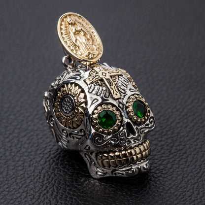 จี้เงินแท้ 925 Sugar Skull ตาเขียวลายกางเขน ภาพมุมเฉียงเห็นลายและความนูนของจี้