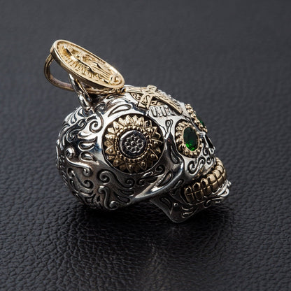 จี้เงินแท้ 925 Sugar Skull ตาเขียวลายกางเขน ภาพมุมเฉียงเห็นลายและความนูนของจี้