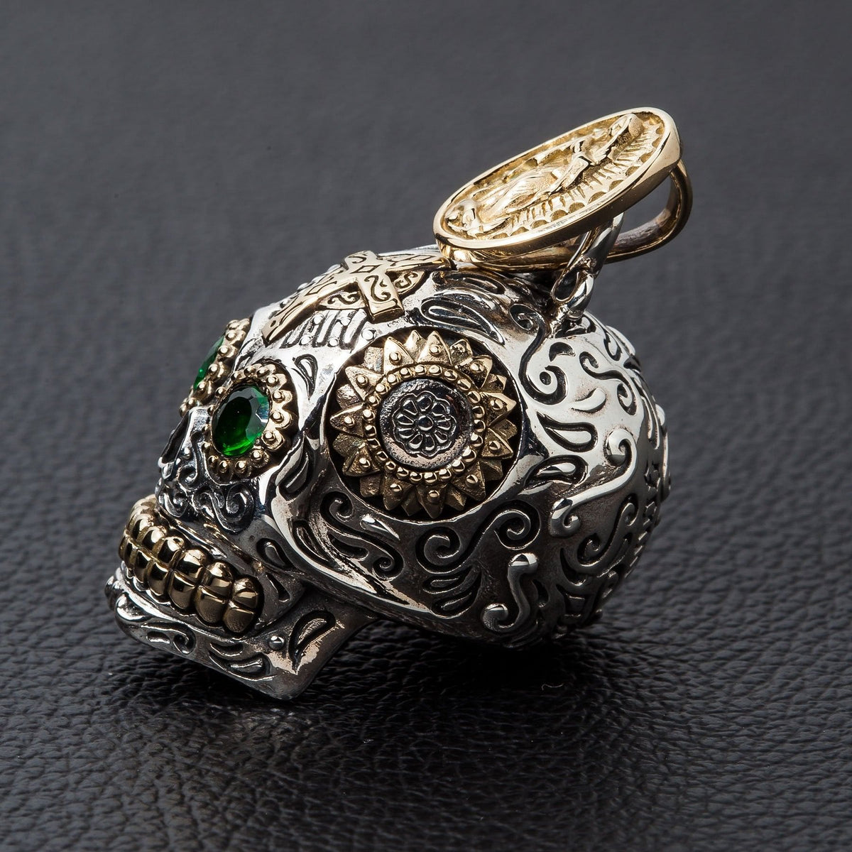 จี้เงินแท้ 925 Sugar Skull ตาเขียวลายกางเขน ภาพด้านข้างของจี้