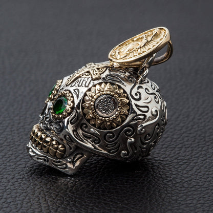 จี้เงินแท้ 925 Sugar Skull ตาเขียวลายกางเขน ภาพด้านข้างของจี้