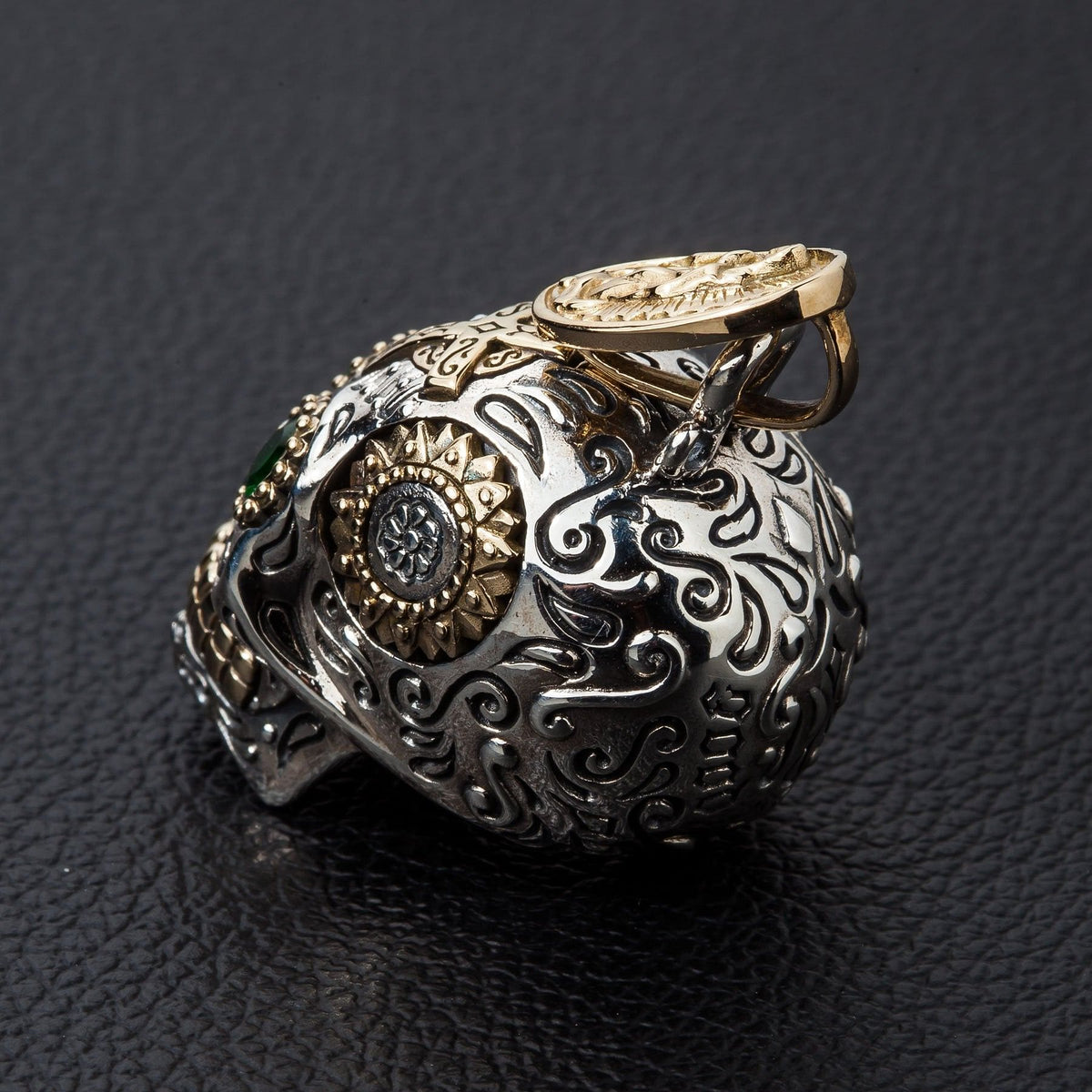 จี้เงินแท้ 925 Sugar Skull ตาเขียวลายกางเขน ภาพด้านข้างของจี้