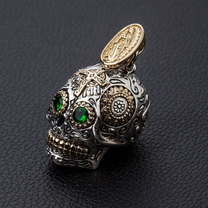 จี้เงินแท้ 925 Sugar Skull ตาเขียวลายกางเขน ภาพมุมเฉียงเห็นลายและความนูนของจี้