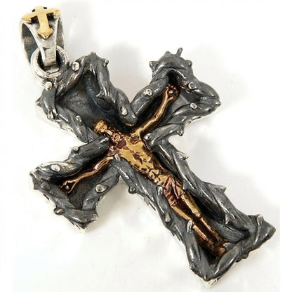 จี้กางเขนเงินแท้ 925 พระเยซูสีทองกรอบหนาม ภาพมุมเฉียงเห็นลายและความนูนของจี้