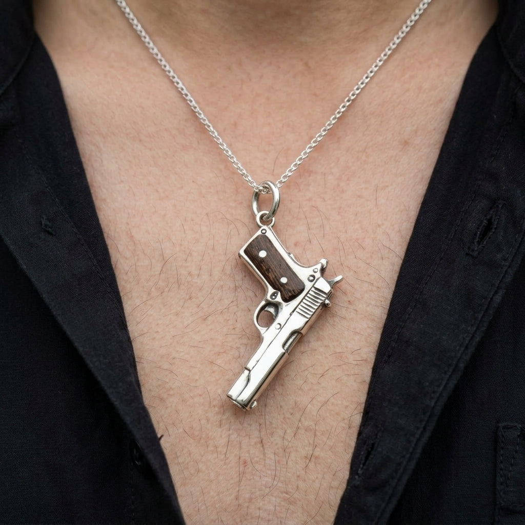 จี้เงินแท้ 925 ปืนสั้นด้ามสีน้ำตาล ภาพสวมจี้กับสร้อยที่ใช้ประกอบภาพ