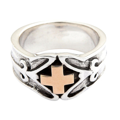 แหวนเงินแท้ 925 กางเขนเคลติกชุบทอง 14K มุมด้านบนเห็นหน้าวงและบ่า