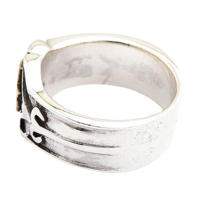 แหวนเงินแท้ 925 กางเขนเคลติกชุบทอง 14K มุมเฉียงด้านหลังเห็นตัวเรือน
