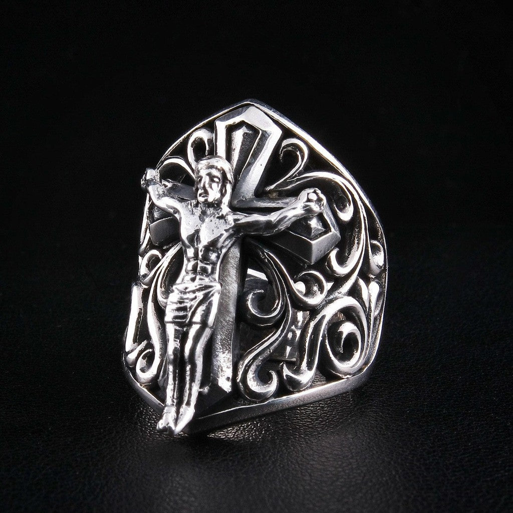 แหวนเงินแท้ 925 พระเยซูบนกางเขน ฉลุลายเถา มุมเฉียงด้านหน้าฝั่งตรงข้าม