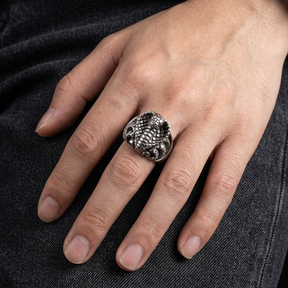 แหวนเงินแท้ 925 งูเห่า ประดับ CZ ใส ภาพสวมบนนิ้วมือ