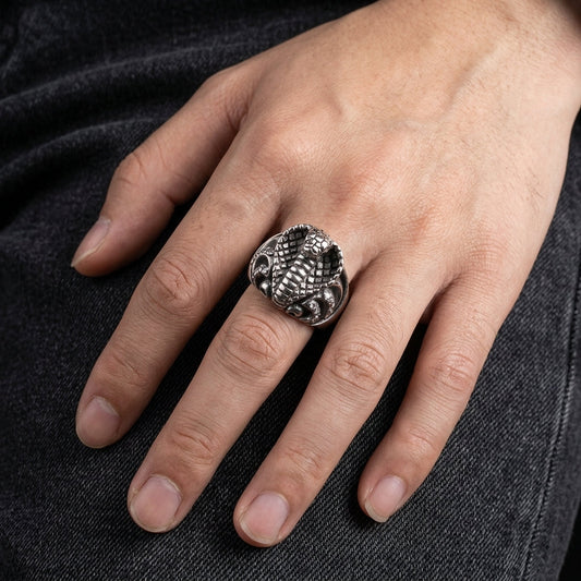 แหวนเงินแท้ 925 งูเห่า ประดับ CZ ใส ภาพสวมบนนิ้วมือ