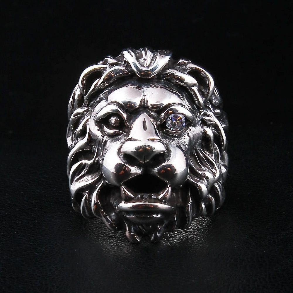 แหวนเงินแท้ 925 หัวสิงโต ตา CZ ข้างเดียว มุมด้านหน้าเห็นลายหน้าวง