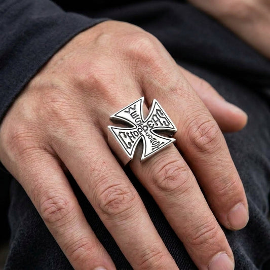 แหวนเงินแท้ 925 กางเขนอักษร West Coast Choppers ภาพสวมบนนิ้วมือ