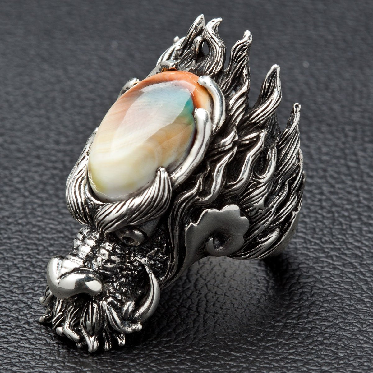 แหวนเงินแท้ 925 มังกรใหญ่ ฝังเปลือกหอย Shiva มุมด้านข้างเห็นบ่าแหวน