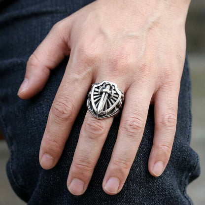 แหวนเงินแท้ 925 ดาบและโล่ ภาพสวมบนนิ้วมือ