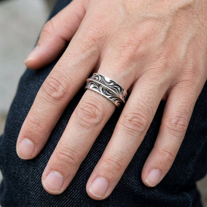 แหวนเงินแท้ 925 แกะลายคลื่น 10 มม. ภาพสวมบนนิ้วมือ