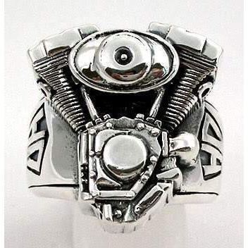 แหวนเงินแท้ 925 เครื่องยนต์มอเตอร์ไซค์ V-Twin มุมด้านหน้าเห็นลายหน้าวง