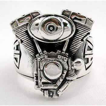 แหวนเงินแท้ 925 เครื่องยนต์มอเตอร์ไซค์ V-Twin มุมด้านหน้าเห็นลายหน้าวง
