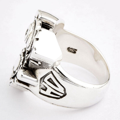 แหวนเงินแท้ 925 เครื่องยนต์มอเตอร์ไซค์ V-Twin มุมเฉียงด้านหลังเห็นตัวเรือน