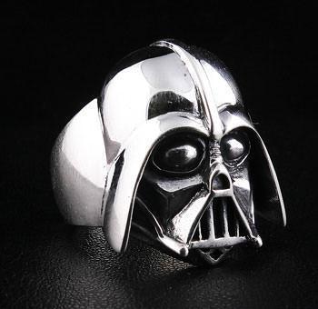 แหวนเงินแท้ 925 หมวก Darth Vader มุมเฉียงด้านหน้าหนึ่งด้าน
