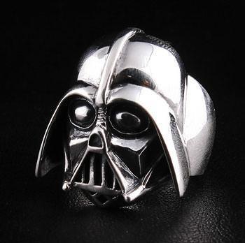 แหวนเงินแท้ 925 หมวก Darth Vader มุมด้านหน้าเห็นลายหน้าวง