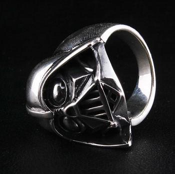 แหวนเงินแท้ 925 หมวก Darth Vader มุมเฉียงด้านหลังเห็นตัวเรือน
