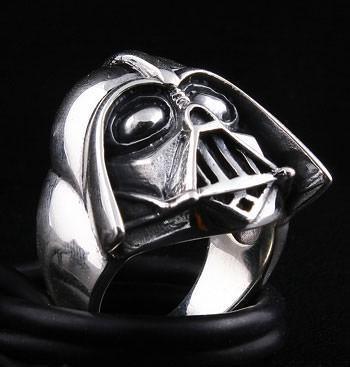 แหวนเงินแท้ 925 หมวก Darth Vader มุมด้านบนเห็นหน้าวงและบ่า