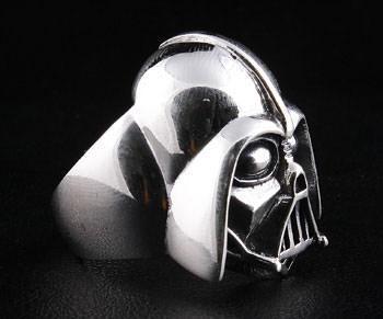 แหวนเงินแท้ 925 หมวก Darth Vader มุมเฉียงด้านหน้าหนึ่งด้าน