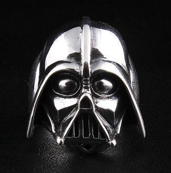 แหวนเงินแท้ 925 หมวก Darth Vader มุมด้านหน้าเห็นลายหน้าวง