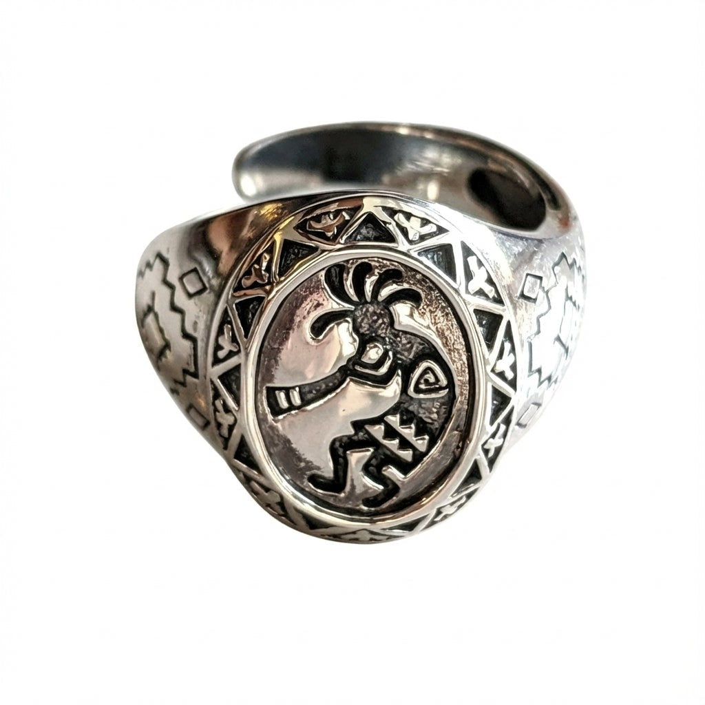 แหวนเงินแท้ 925 Kokopelli ปรับขนาดได้ มุมด้านหน้าเห็นลายหน้าวง