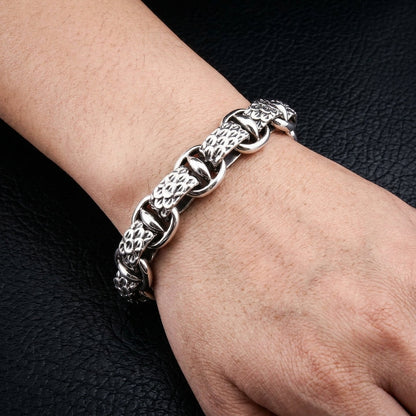 สร้อยข้อมือลายเกล็ดงูเงินแท้ 925 ภาพสวมบนข้อมือ