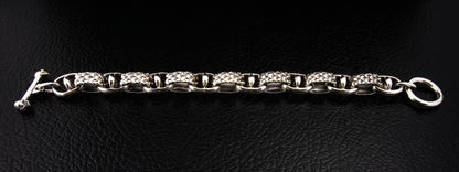สร้อยข้อมือลายเกล็ดงูเงินแท้ 925 ภาพจัดวางสินค้าให้เห็นรูปทรง