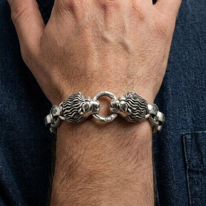 สร้อยข้อมือสิงโตคู่กางเขนเงินแท้ 925 ภาพสวมบนข้อมือ