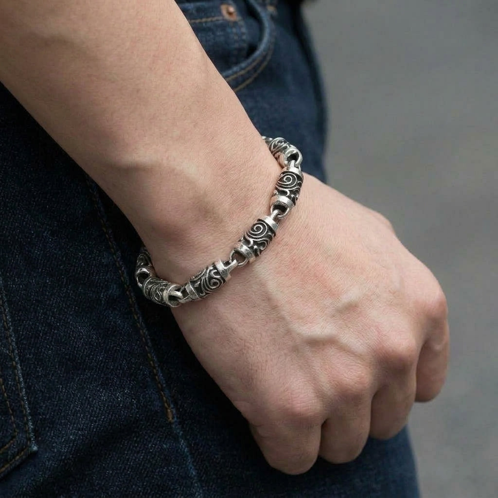 สร้อยข้อมือข้อทรงกระบอกไทรบัลเงินแท้ 925 ภาพสวมบนข้อมือ