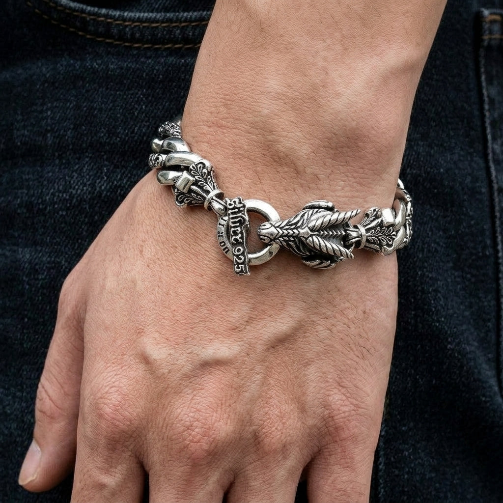 สร้อยข้อมือกริฟฟินลายไทรบัลเงินแท้ 925 ภาพสวมบนข้อมือ