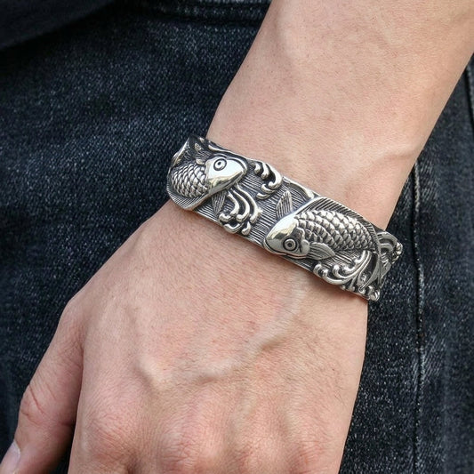 กำไลข้อมือปลาคาร์ฟเงินแท้ 925 ภาพสวมบนข้อมือ