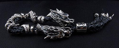 สร้อยข้อมือมังกรคู่เงินแท้ 925 สายหนังถัก ภาพจัดวางสินค้าให้เห็นรูปทรง