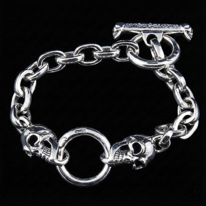 สร้อยข้อมือกะโหลกเงินแท้ 925 ข้อวงรี ภาพสร้อยข้อมือจัดวางเป็นวง