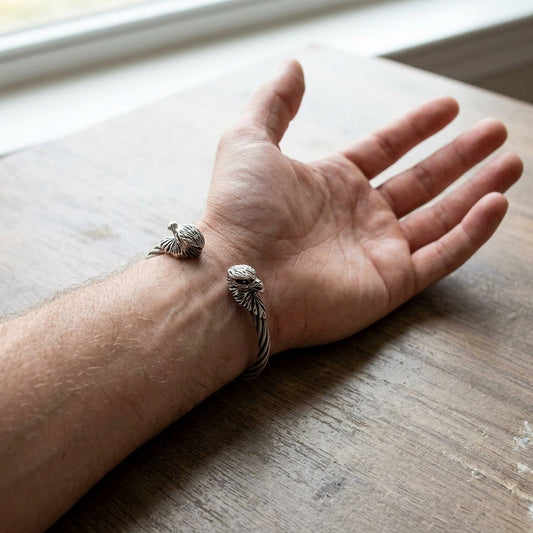 กำไลข้อมือหัวอินทรีคู่เงินแท้ 925 ลายเกลียว ภาพสวมบนข้อมือ