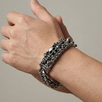 สร้อยข้อมือแผ่นกะโหลกเงินแท้ 925 ภาพสวมบนข้อมือ