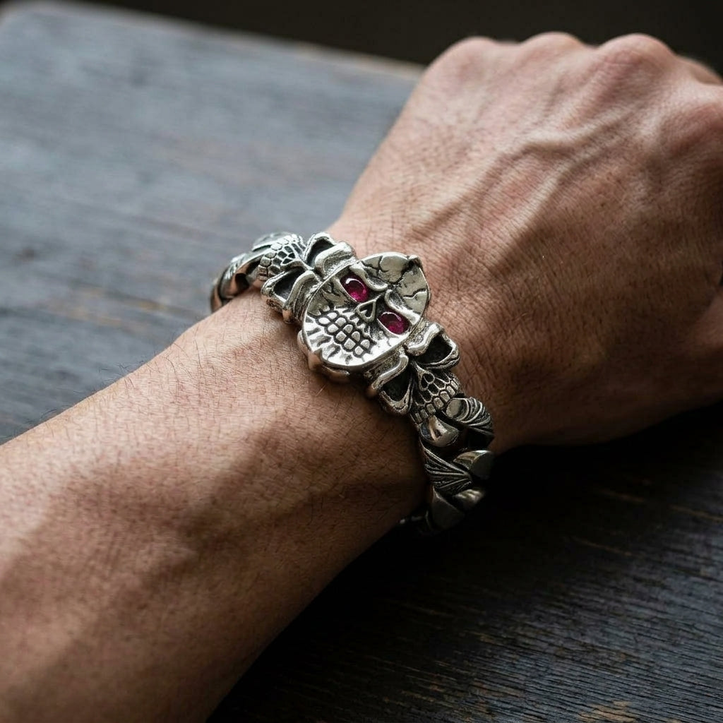 สร้อยข้อมือกะโหลกตาแดงเงินแท้ 925 ภาพสวมบนข้อมือ