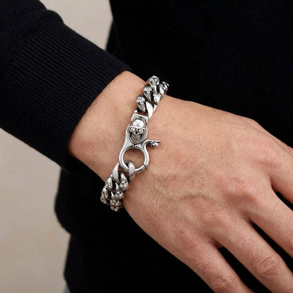 สร้อยข้อมือกะโหลกตาใสเงินแท้ 925 ภาพสวมบนข้อมือ