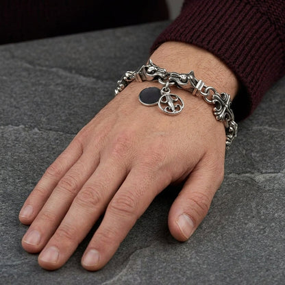 สร้อยข้อมือกางเขนโกธิคหัวหมาป่าเงินแท้ 925 ภาพสวมบนข้อมือ