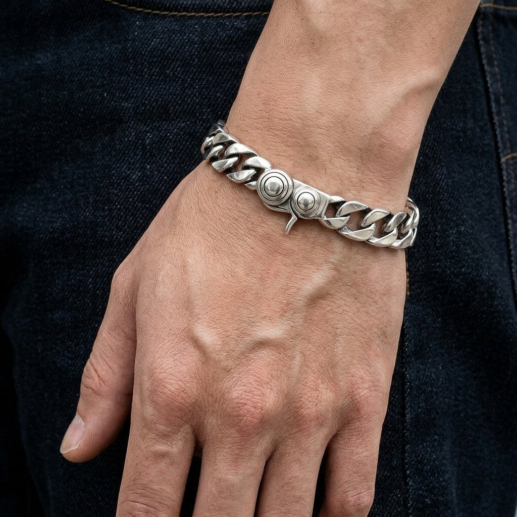 สร้อยข้อมือข้อโซ่ขัดเงาเงินแท้ 925 กว้าง 10 มม. ภาพสวมบนข้อมือ