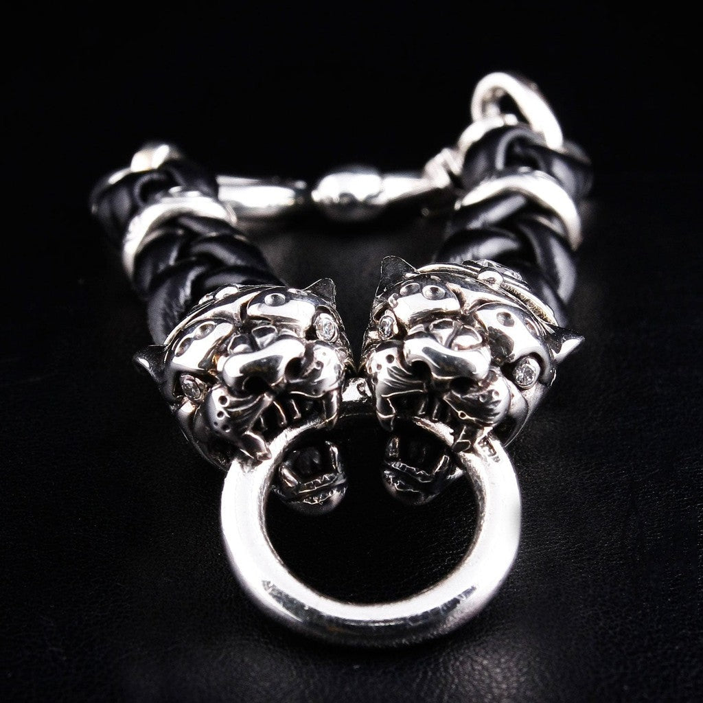 สร้อยข้อมือหัวเสือเงินแท้ 925 สายหนังถักตาเพชร ภาพรายละเอียดลวดลายระยะใกล้