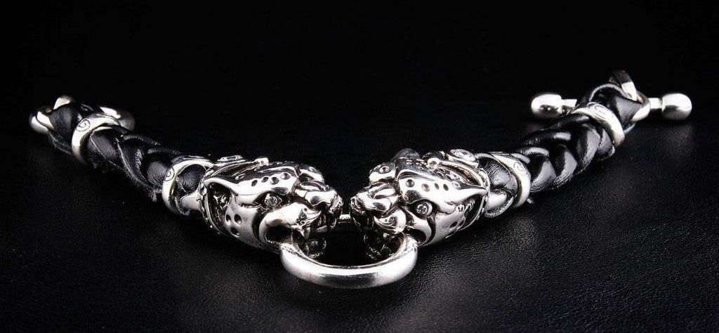 สร้อยข้อมือหัวเสือเงินแท้ 925 สายหนังถักตาเพชร ภาพจัดวางสร้อยข้อมือเป็นวง