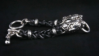 สร้อยข้อมือหัวเสือเงินแท้ 925 สายหนังถักตาเพชร ภาพสร้อยข้อมือเปิดตัวล็อก